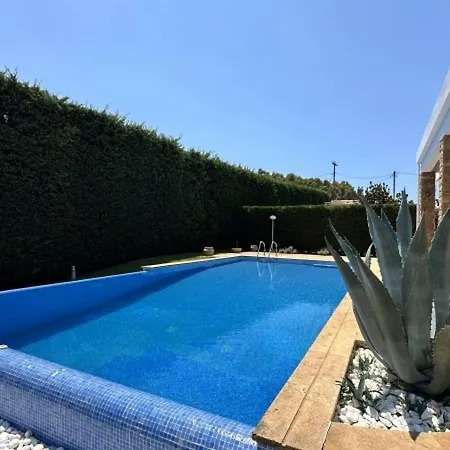 Kasandra With Pool And Bbq هانيوتي